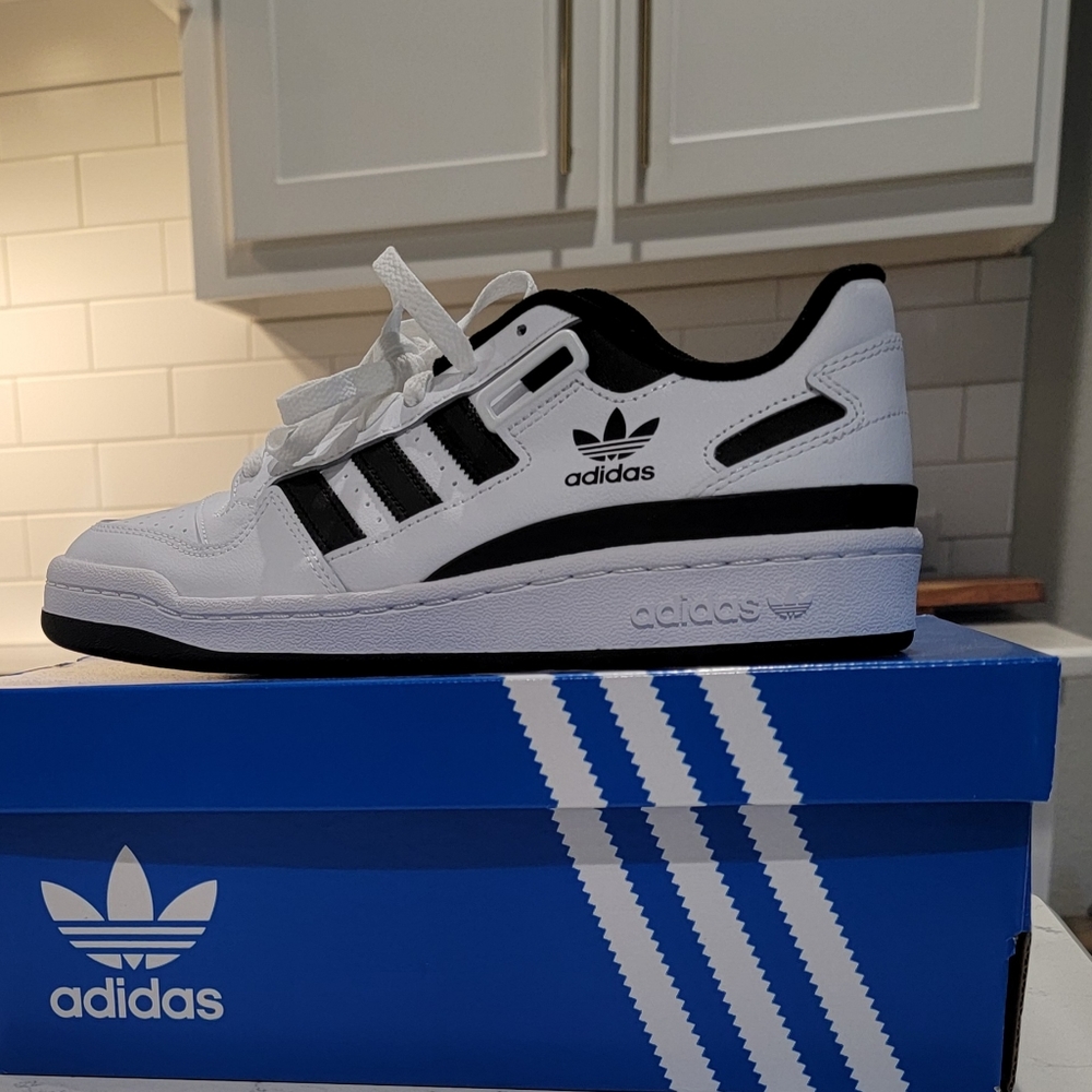Men's Adidas Forum Low size 8